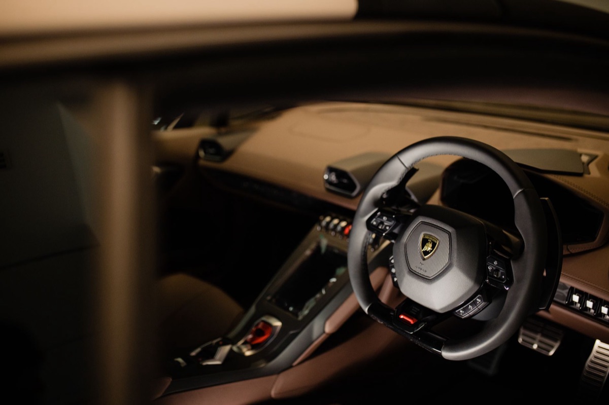 Detailansicht des luxuriösen Cockpits eines Sportwagens.