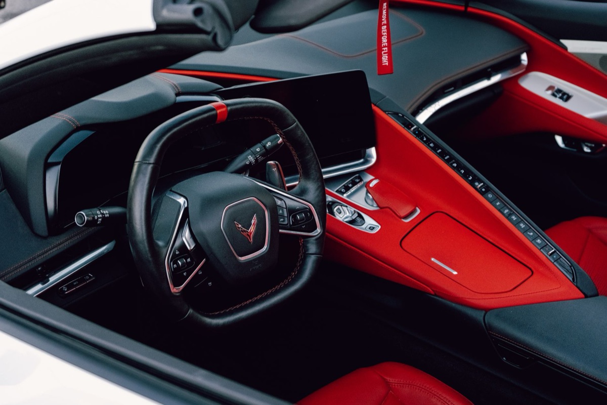 Detalle del interior tecnológico de un coche deportivo de lujo