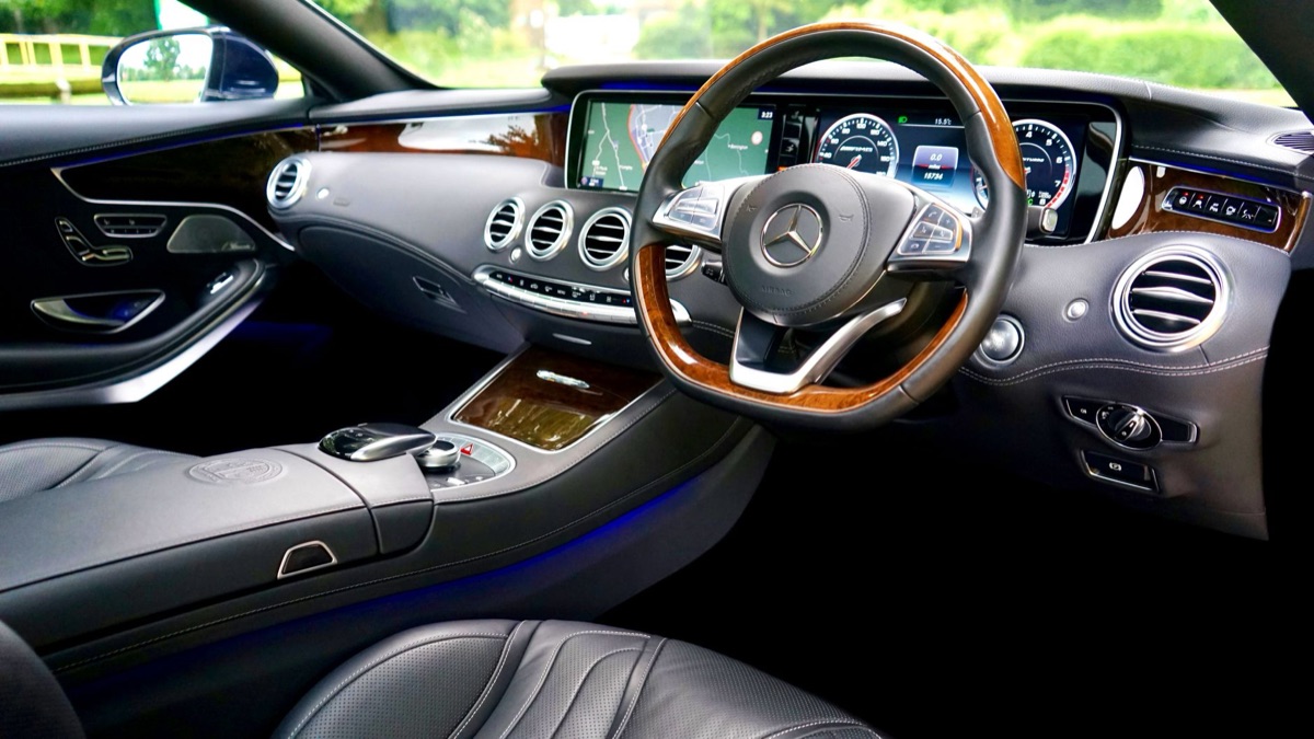 L'intérieur détaillé et technologique d'une voiture de sport de luxe.
