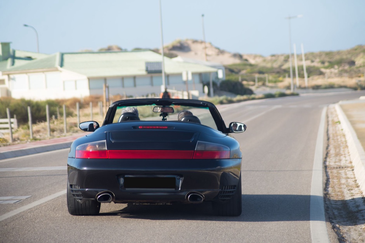 Una Porsche 911 Carrera in movimento su una strada panoramica