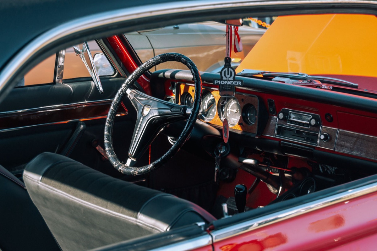 Dettaglio dell'interno e del volante di una Porsche 911
