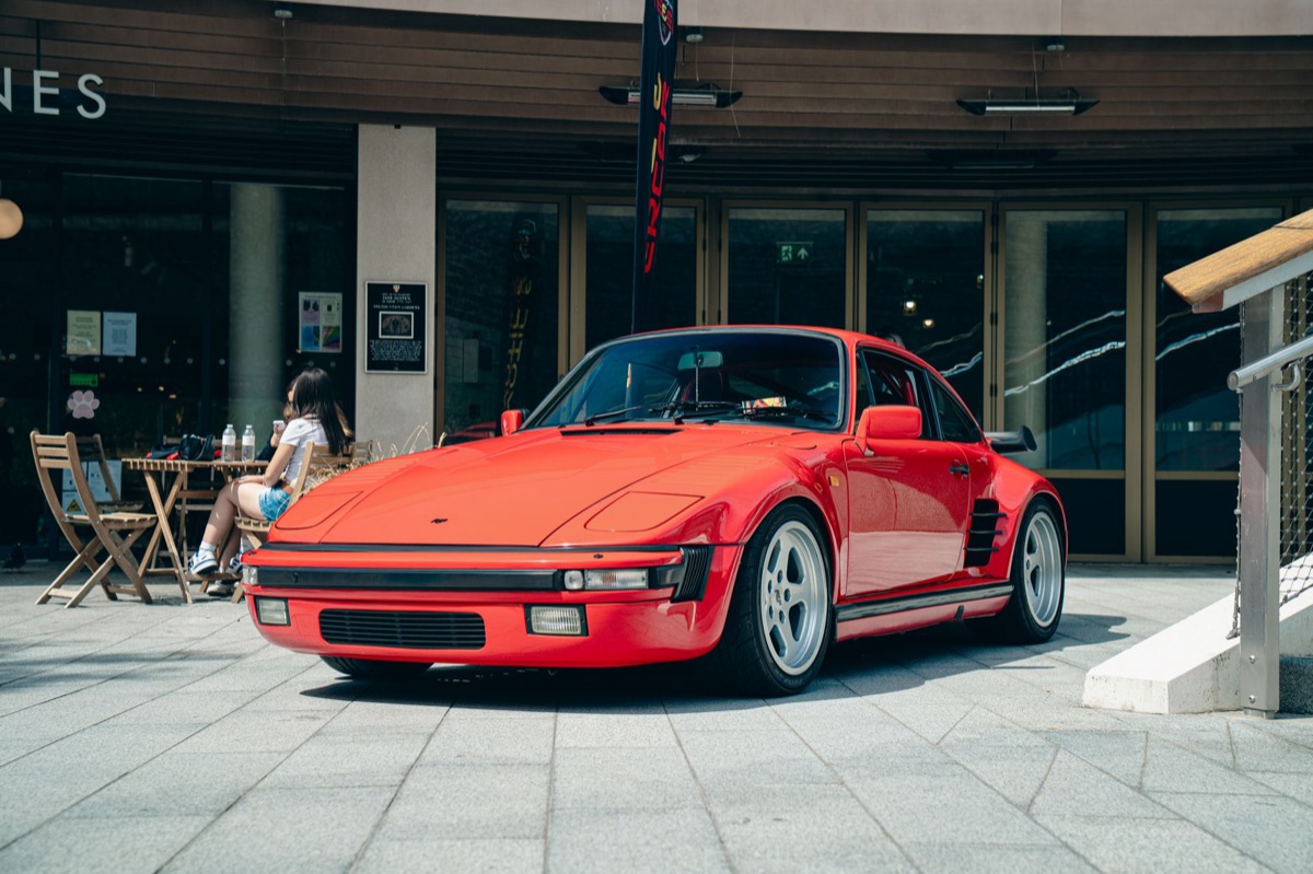 Primo piano del motore ad alte prestazioni di una Porsche 911