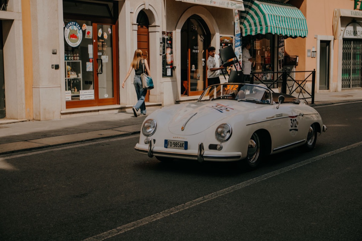 Een moderne Porsche 911 Carrera op de weg