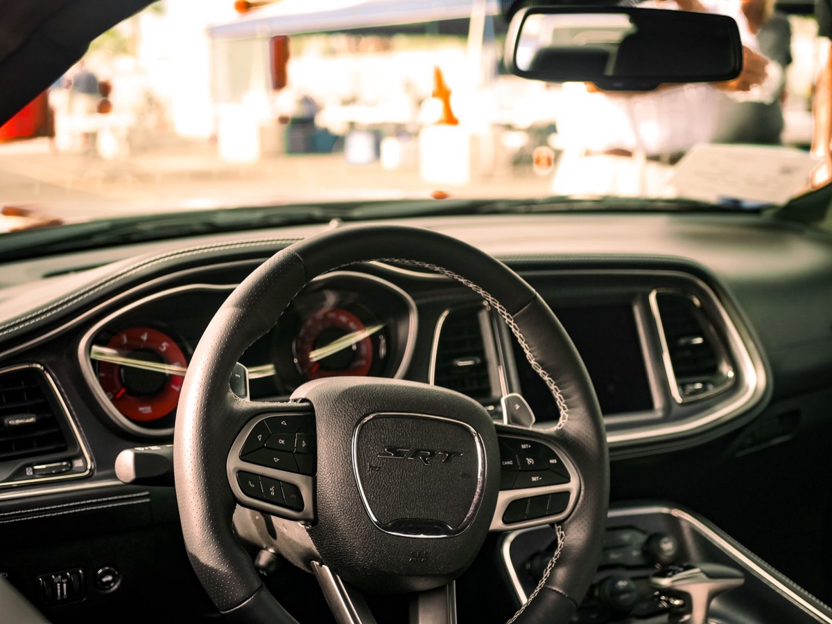 Het luxe interieur en technologie van een sportwagen