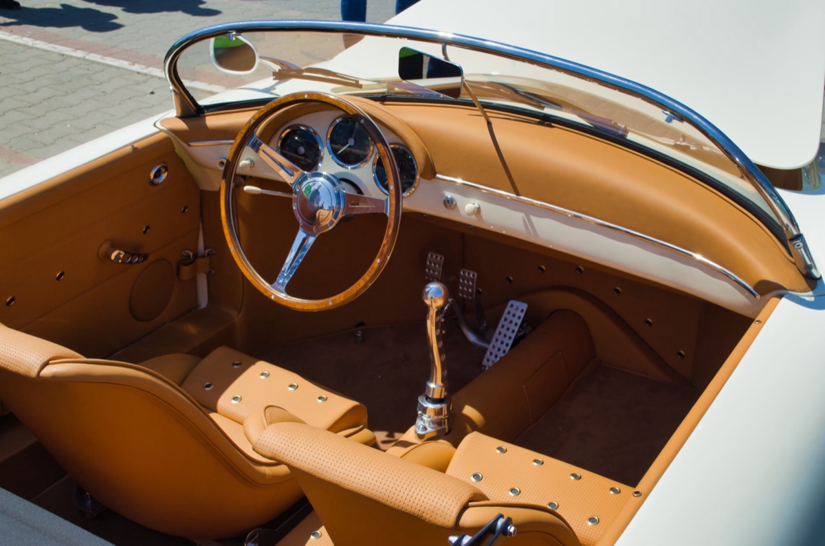 Interior luxuoso e painel tecnológico de um Porsche 911.