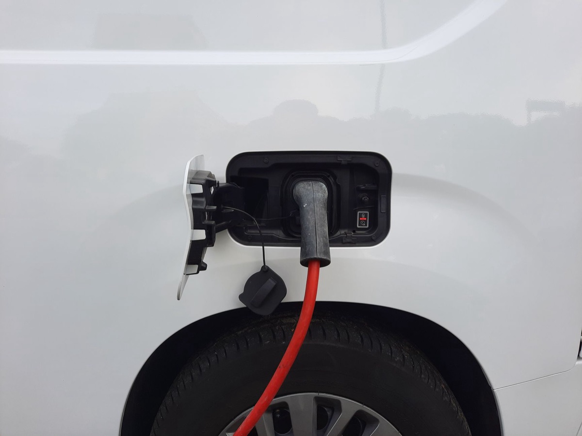 EVの充電ポートコネクタ
