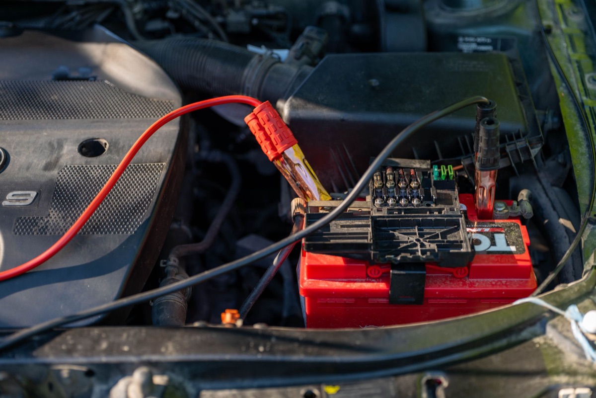 Chasis de un vehículo eléctrico con componentes de batería de alta tecnología.