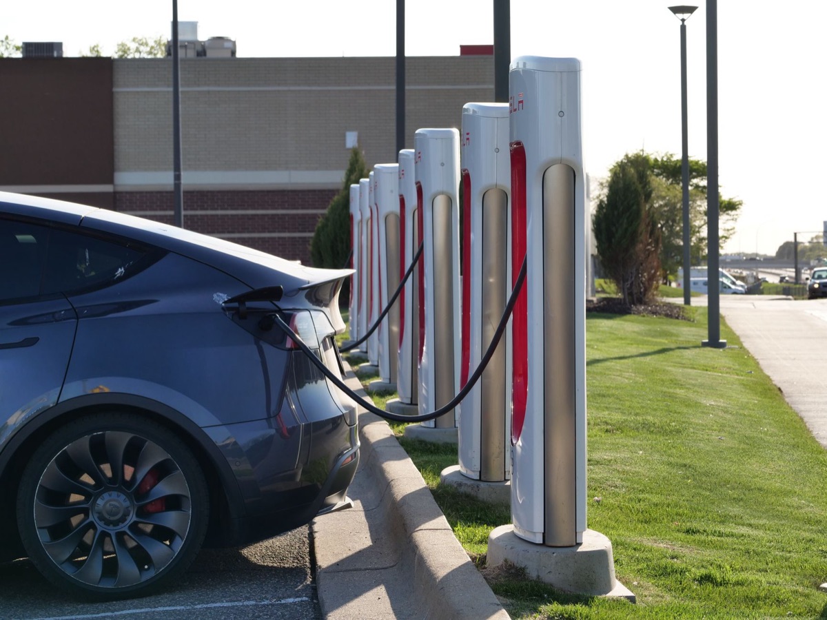 Dettaglio del telaio e del pacco batterie di un'auto elettrica.