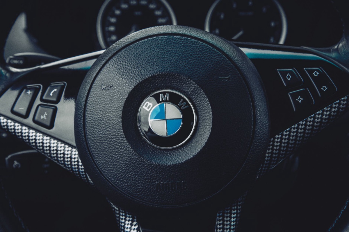 Interni lussuosi di un'auto sportiva con fibra di carbonio.