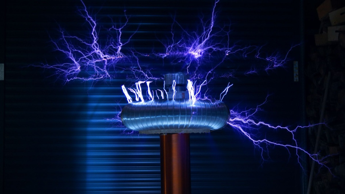 Een krachtige elektrische elektromotor met koperen details.
