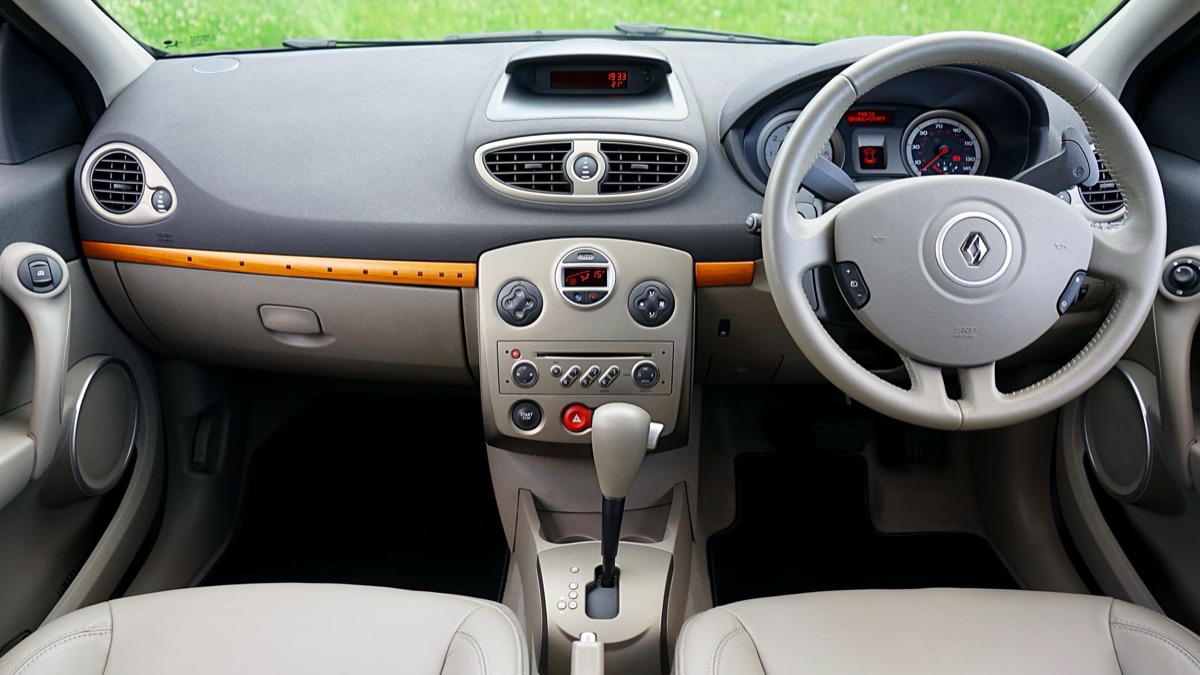 Interno moderno di auto compatta