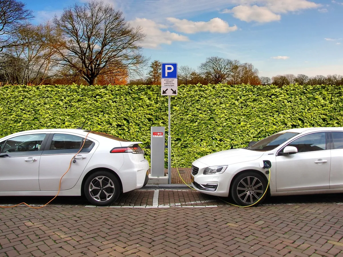 電気自動車、ハイブリッドカー、負荷、充電ポスト、充電ステーション、エネルギー負荷、電源ケーブル、駐車場、オペルアマペラ、ボルボ、環境、清潔な燃料、街