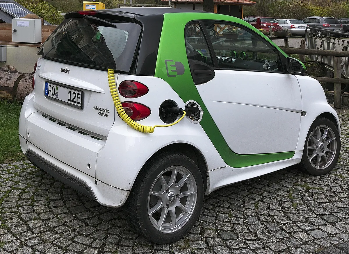 電気自動車、Eカー、Eモバイル、モーター車、自動車、BEV、電気ドライブ、車のウォールペイパー、バッテリー、牽引バッテリー、電気移動、チャージングステーション、ロードイング