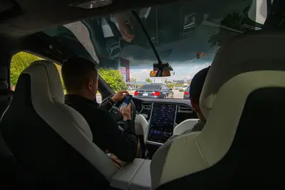 Tesla volo auto concetto: guida per il futuro della mobilità